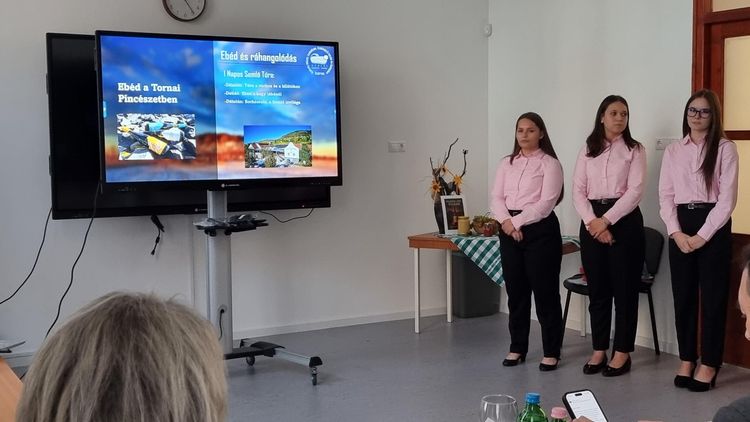 Székelyes lányok a turizmus élvonalában