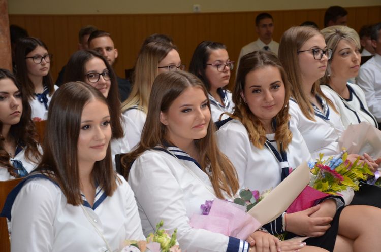 „…ha nincsen gyökered – elvisz a szél…”